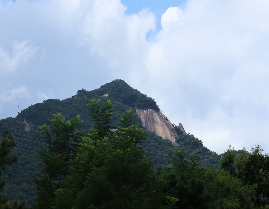 고산동-등산로에서본-수락산-명물바위인-홈통바위