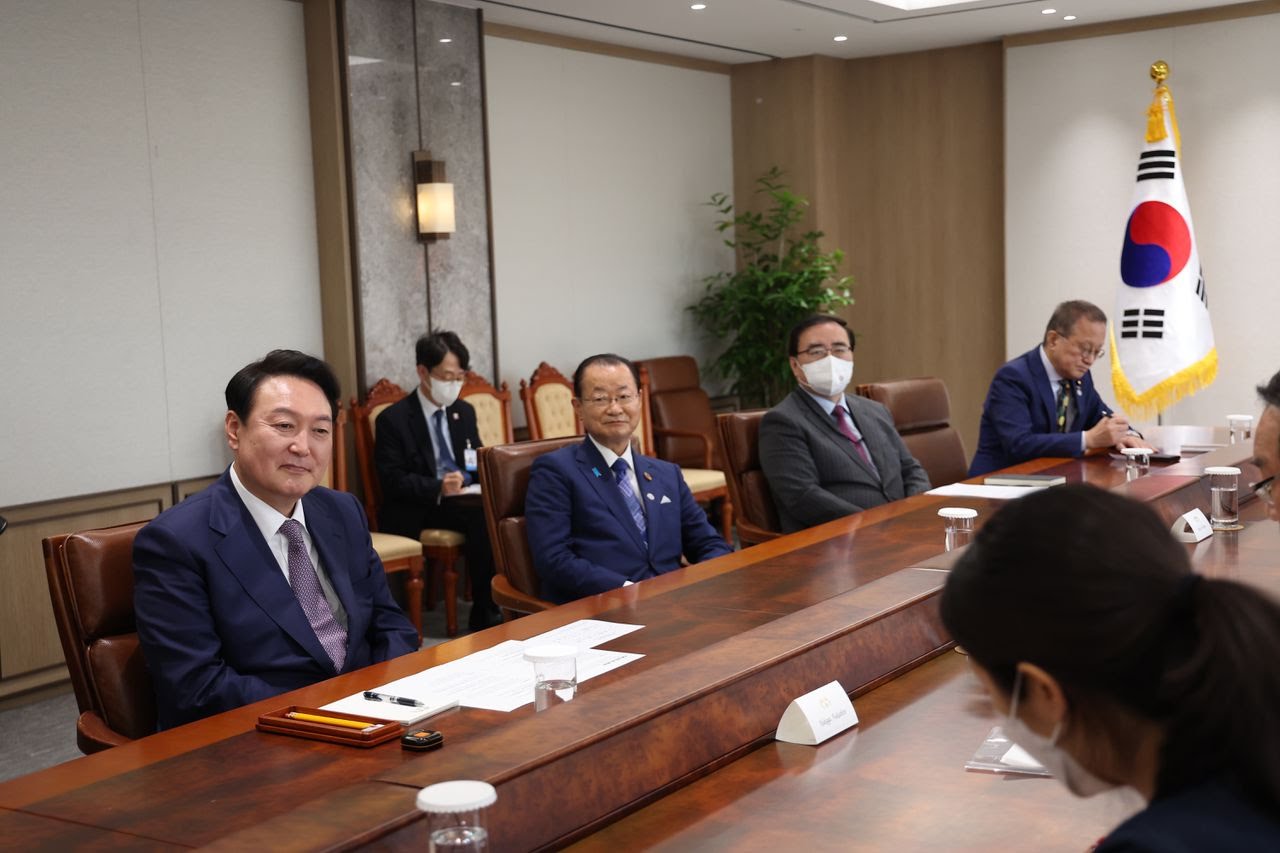  윤석열 대통령 정체된 한일관계 조속 복원 이달 김포-하네다 재개를 양국의 공동 이익에 부합 자유민주적 가치와 시장경제를 공유하는 주요한 협력 파트너 김대중-오부치 공동선언