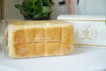 식빵이 비닐에 쌓여 있다