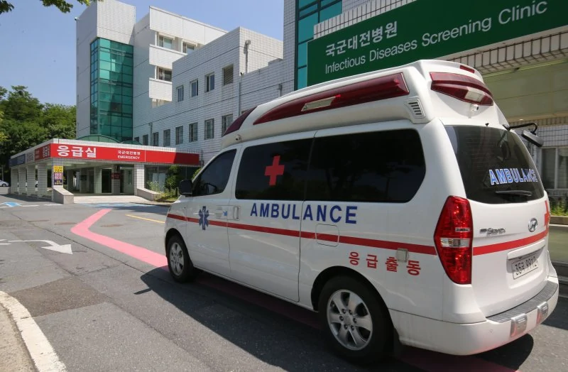 21일 대전시 국군대전병원으로 구급차량이 이동하고 있다. 이날 육군 제32보병사단 신병교육대에서 훈련중 수류탄이 터지면서 훈련병 1명이 숨지고, 부사관 1명이 중상을 입는 사고가 발생했다. 이 사고로 훈련을 받던 A 훈련병이 심정지 상태로 국군대전병원으로 옮겨졌지만 숨졌다. 부사관은 이날 국군수도병원으로 이송됐다. 출처 뉴스1