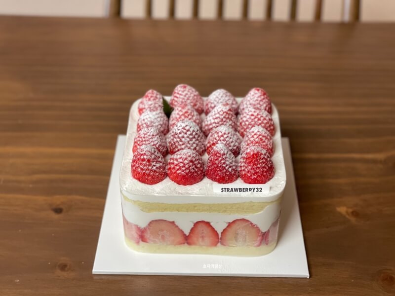 연남동 스트로베리32 - 딸기 생크림 케이크 언박싱