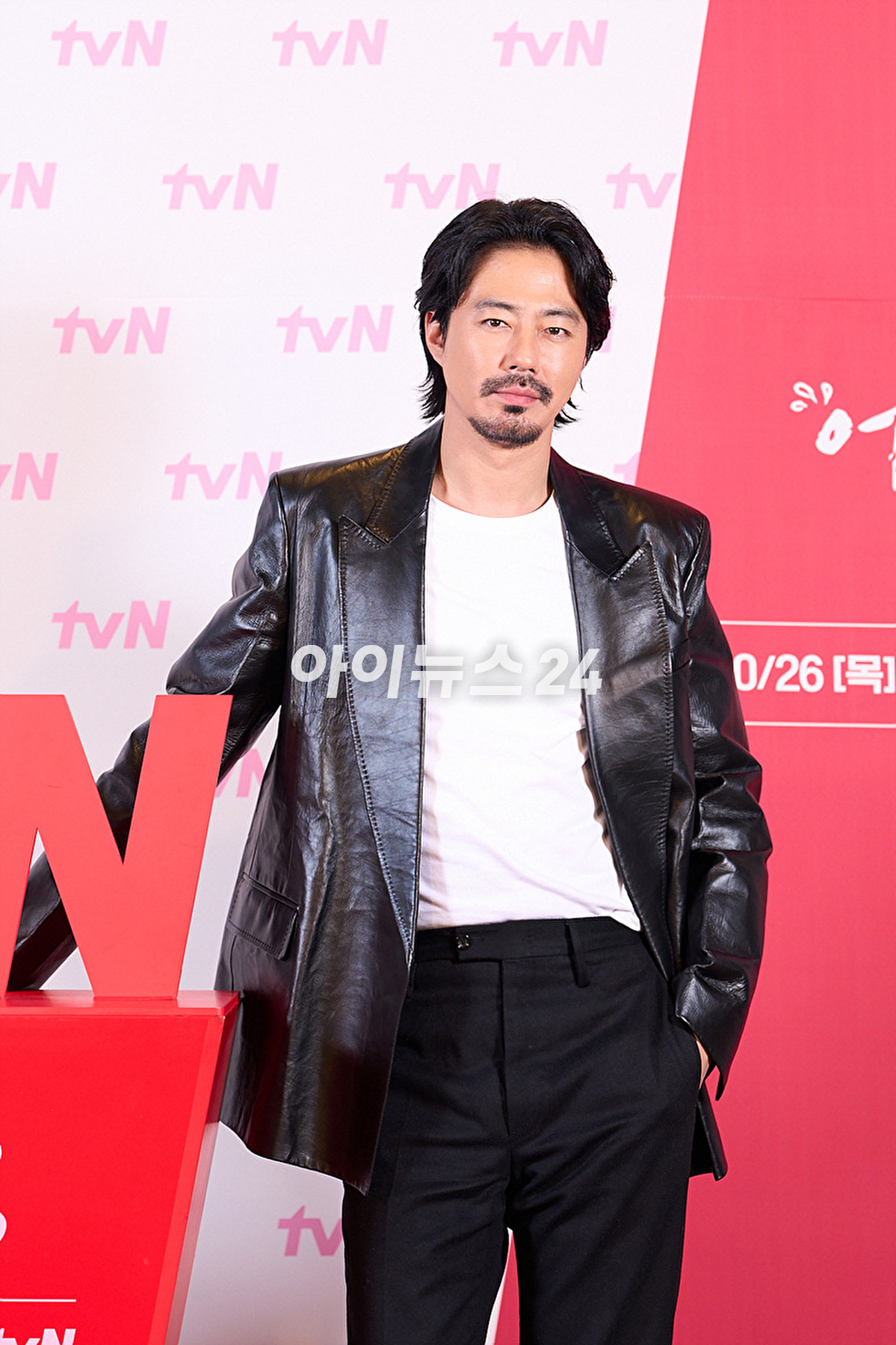 &#39;어쩌다 사장3&#39; 제잘발표회에 참석한 조인성 [사진=tvN]