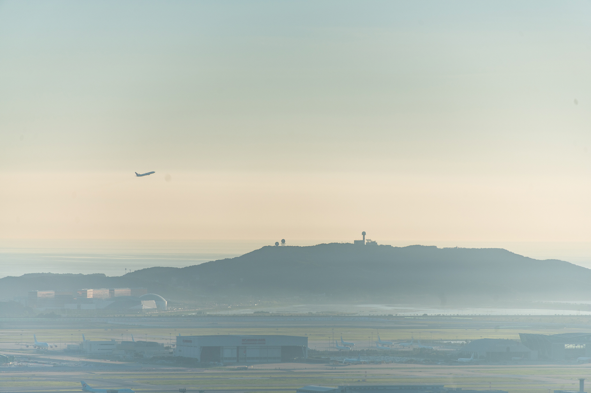 인천공항을 출발해 이륙하는 비행기의 모습입니다.