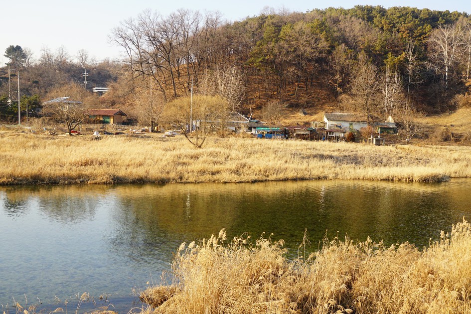 개울 건너편 마을 풍경&#44; 뒷동산&#44;