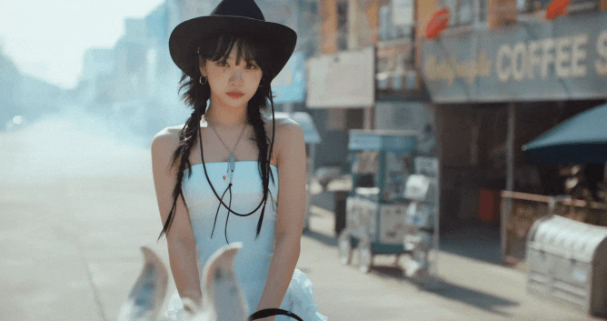  르세라핌,UNFORGIVEN으로 국내외 차트 휩쓸다