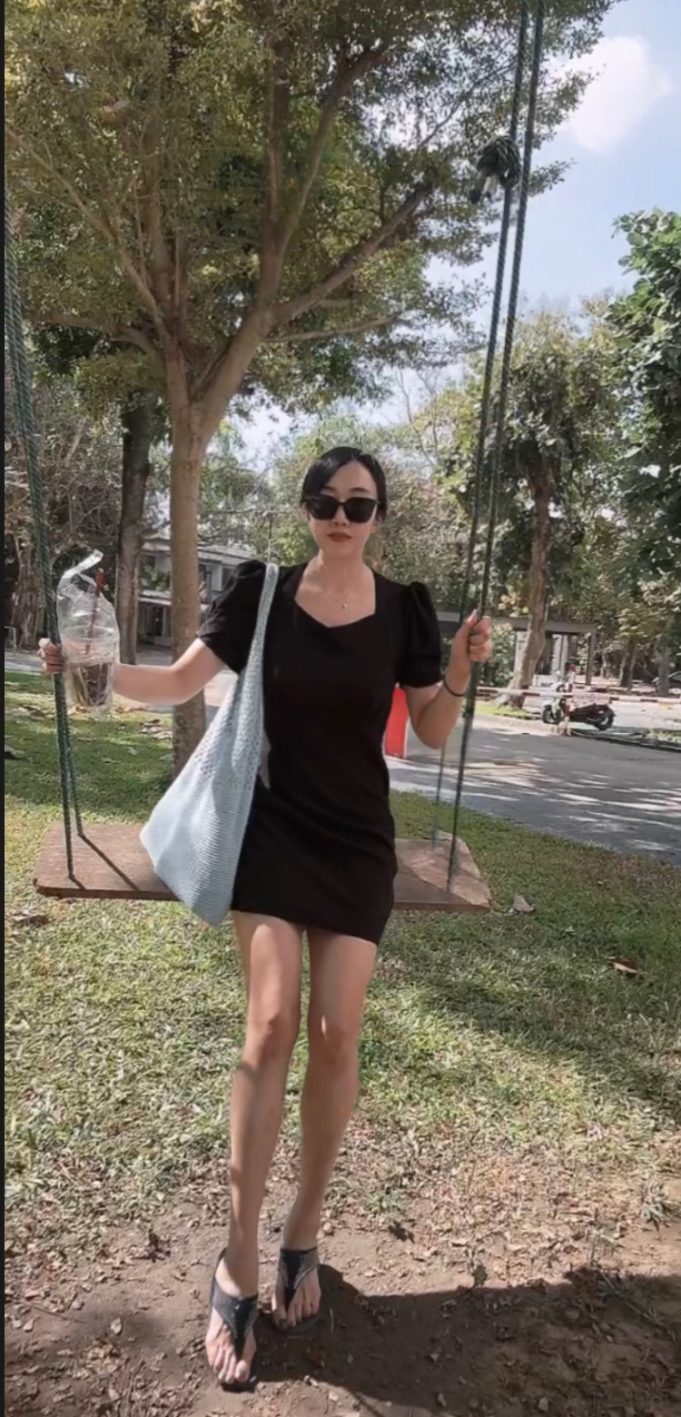 썬글라스 끼고 슬리퍼 신은 내가 아이스 커피를 들고 공원 그네에서 찍은 사진.