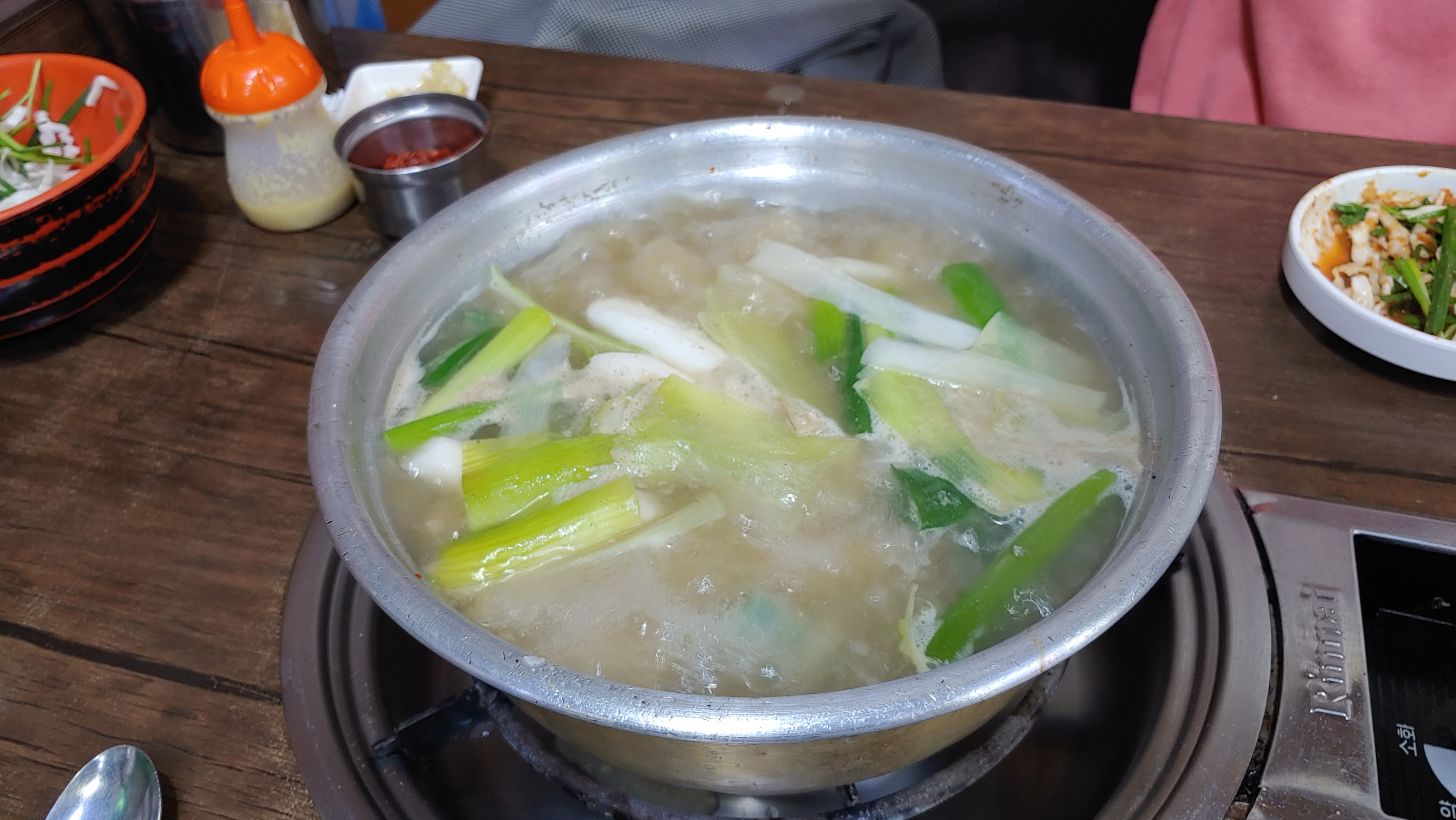  다가오는 여름철 보양식으로 좋은 방이동 동대문닭한마리