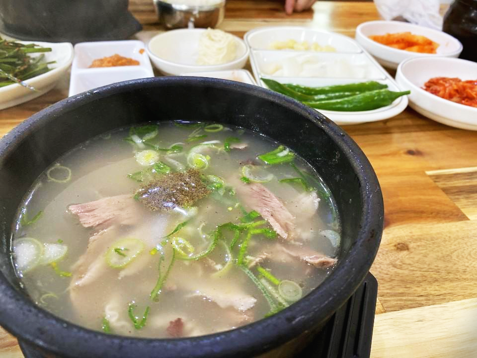  맑은 국물이 일품인 '조방돼지국밥' <부산/기장 맛집>
