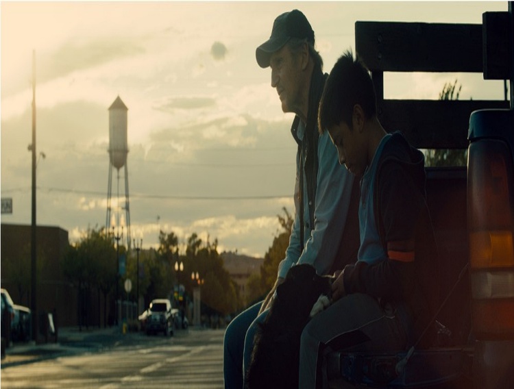 리암 니슨(짐) 과 미구엘이 차에 트럭 뒤에 걸터 앉아있다 - 영화 '마크맨' 중에서 -