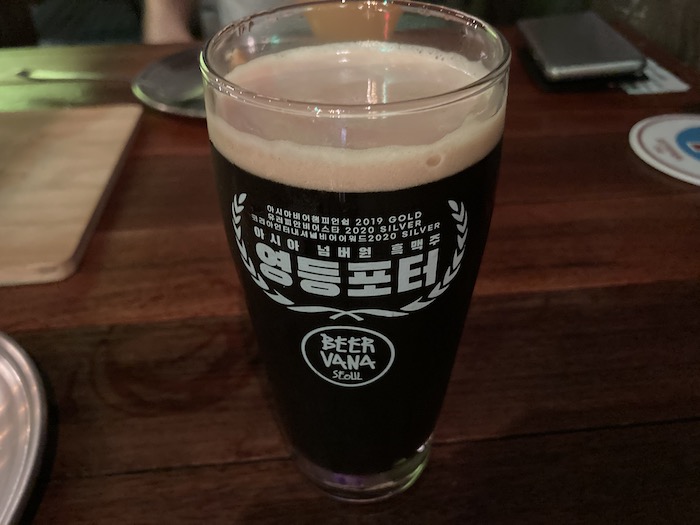 맥주잔에-단긴-맥주-사진2