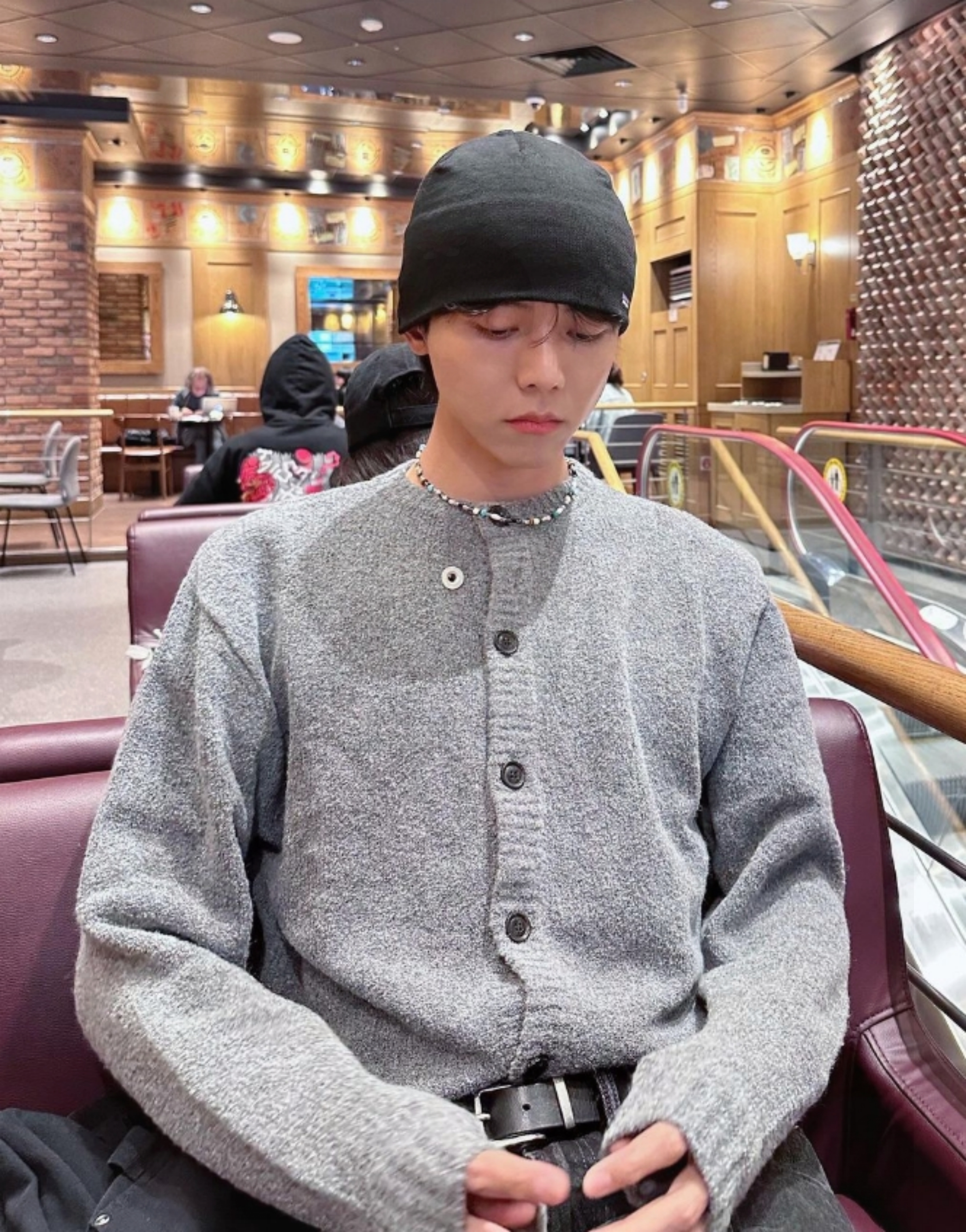 주우재 남친룩 가디건 코디 핏이 살아있네