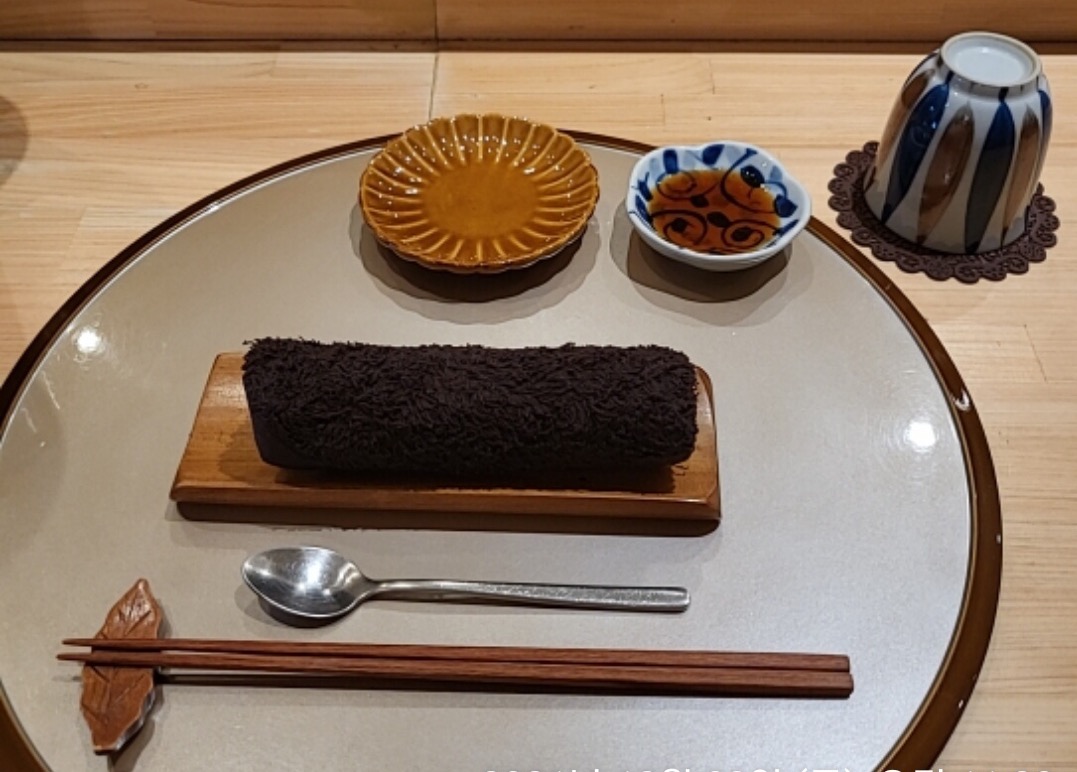 정갈하게 준비된 예약 좌석에 수저와 물수건이 세팅되어있었어요.
