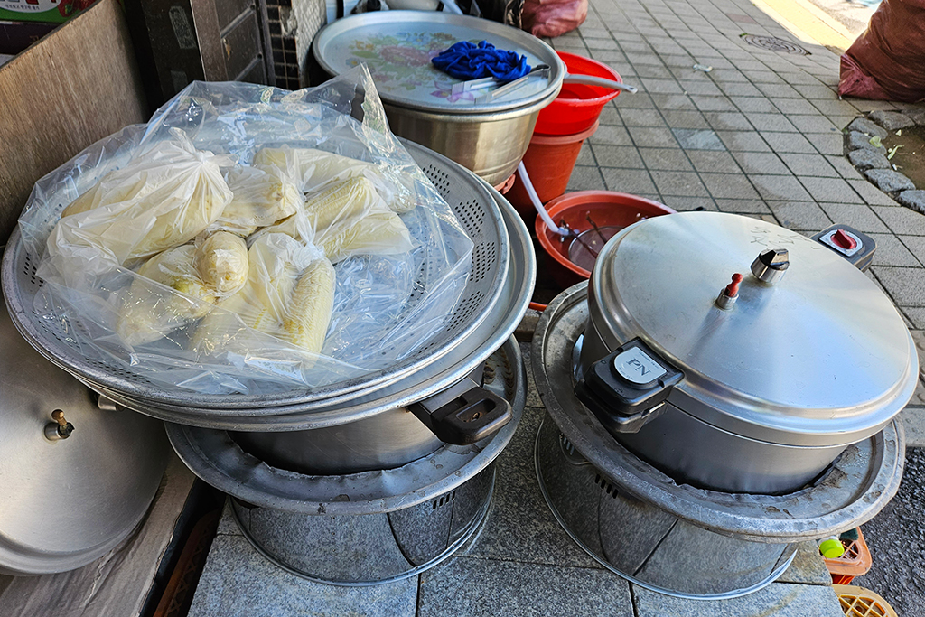 찜기 위에 올라간 시장 옥수수