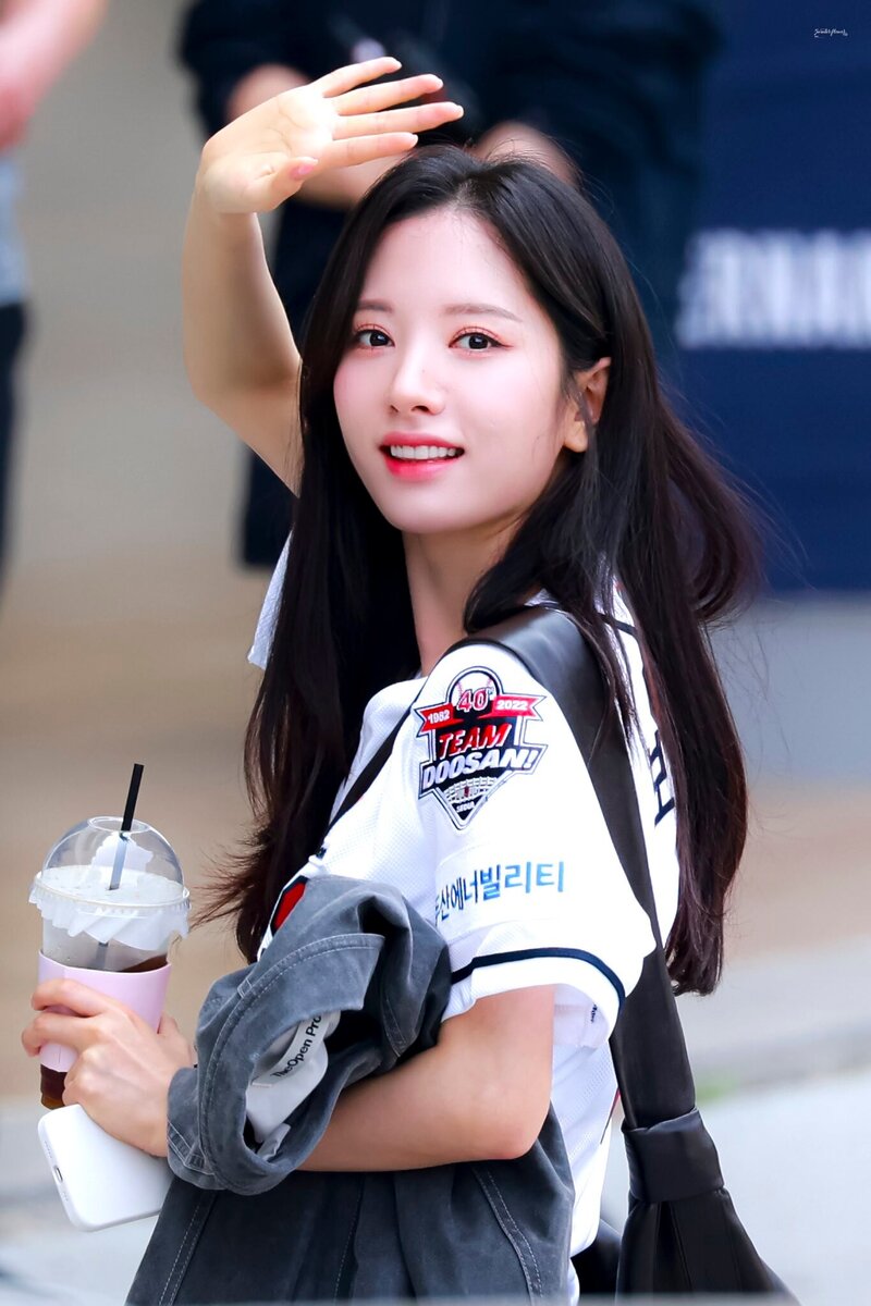  우주소녀 보나 May 21, 2022 두산베어스 응원 팬직찍 사진
