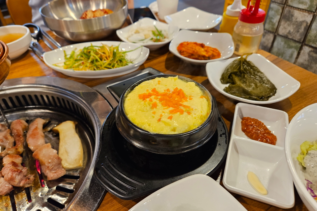 돌곶이역 고기집 우리집 계란찜과 밑반찬 일부