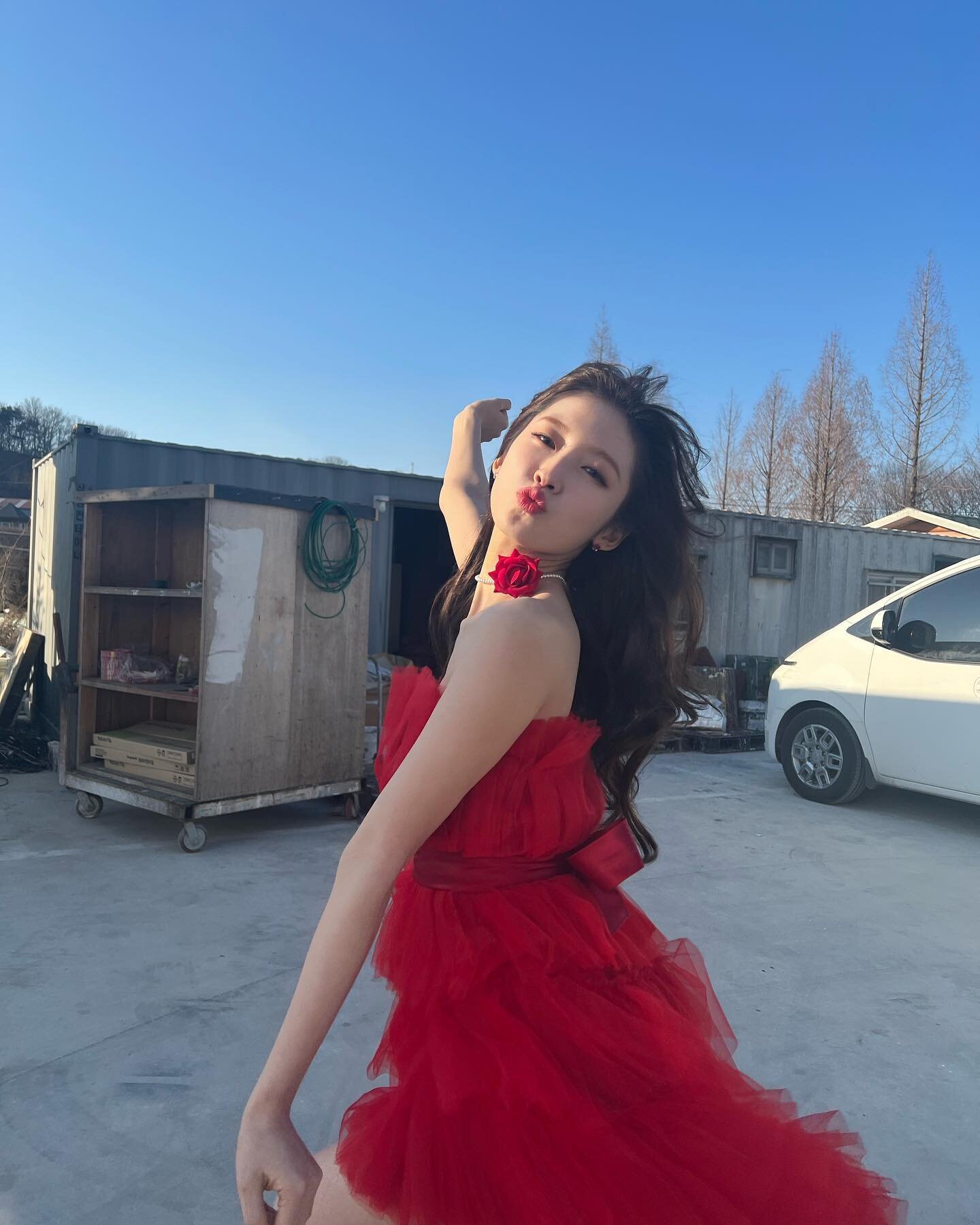  레드 오프솔더 드레스 뽀얀 피부 오마이걸 아린 OH MY GIRL ARIN