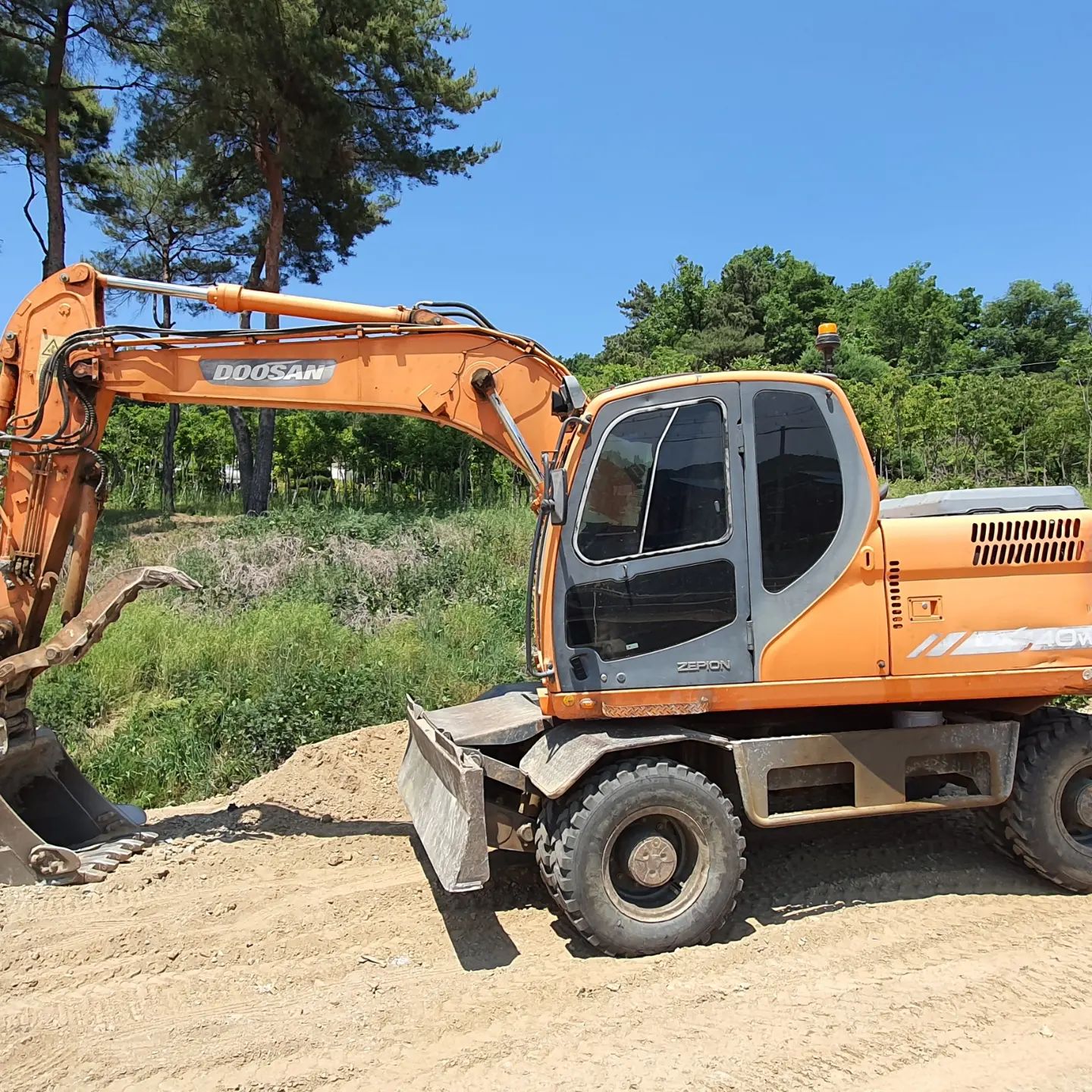  두산 DOOSAN DX140W 모델 2010년식 6500만원 판매합니다.