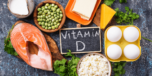 까만보드에 Vitamin D 가 적혀있고&#44; 주위에 음식이 놓여져 있다