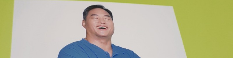 환하게 웃고 있는 정선근 교수