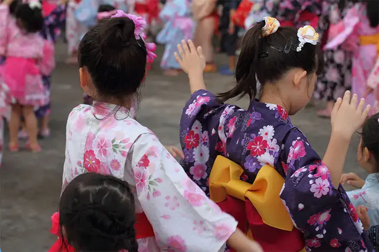 본오도리 일본축제 유카타와 아이들