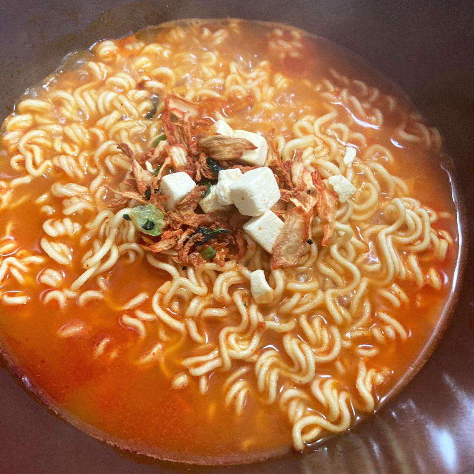  신라면 블랙 두부김치 진한 국물맛이 일품