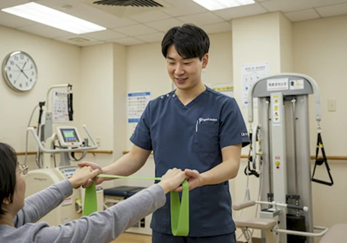 루게릭병의 통합적 관리 중 하나로, 물리치료나 작업치료 같은 재활 치료를 통해 근력과 관절 기능을 최대한 유지하고 일상생활 수행 능력을 향상시키는 과정의 중요성을 설명하는 단락입니다.