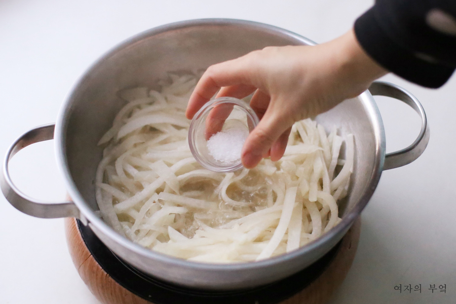 법 제철 무요리 반찬거리 꿀팁 무나물볶음 아기 무나물 만드는 15