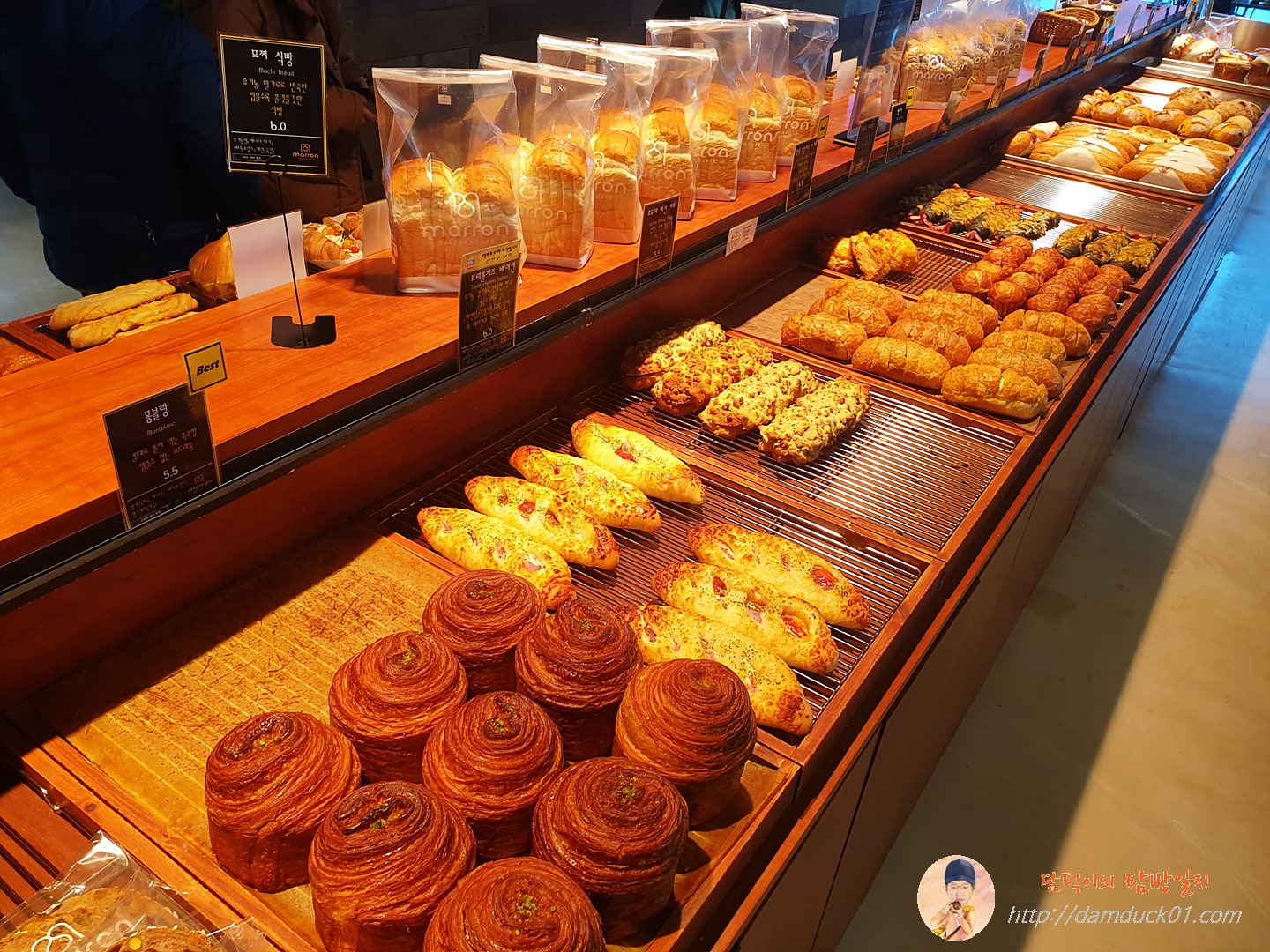 마롱베이커리&amp;카페 진열대 빵들