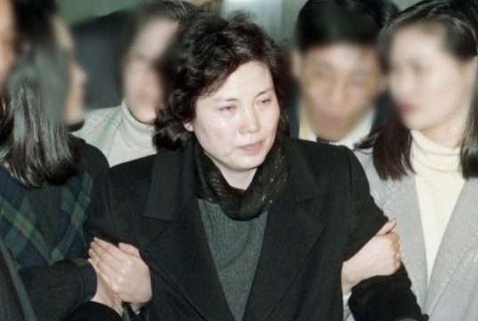 1994년 장영자씨가 서울 구치소에 구속 수감되기 위해 검찰직원의 부축을 받으며 서울지검 청사를 나서는 모습. [연합]