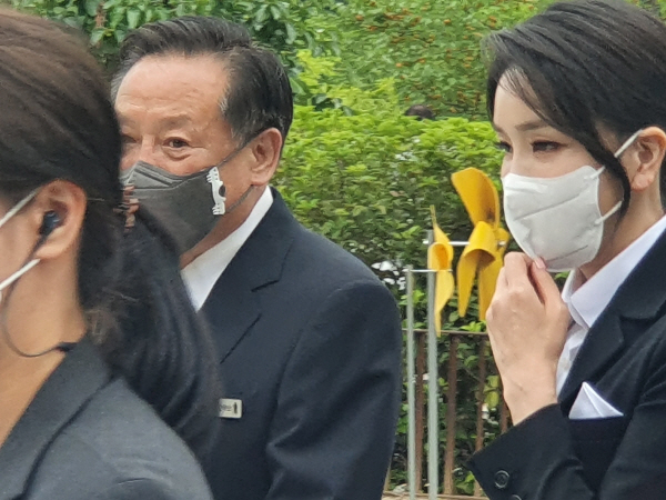  김건희 여사, 노 전 대통령 참배..시민들, 박수 보내기도