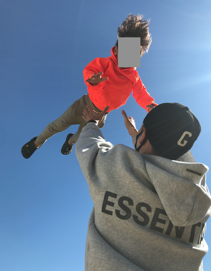  피오갓 에센셜 ( FEAR OF GOD  ESSENTIALS ) 19년 백로고 후드 실착 사진 (피어오브갓 에센셜 ) (스트릿 패션,  제리 로렌조 패션, 피어오브갓 에센셜 직구 방법, 사이즈, 후드, 바지, 스웬 팬츠, 스웻 셋..