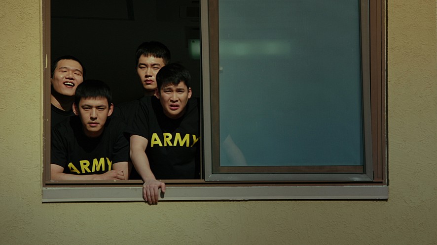 창밖으로 고개내민 군인들의 모습