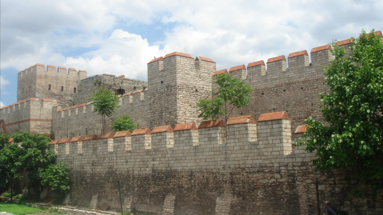 img 위키피디아 / Theodosian walls 은 오늘날에도 관광명소로 유명하다