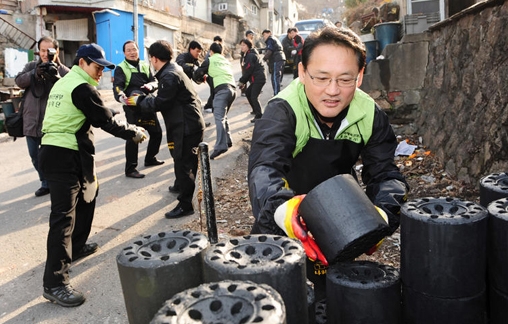  유인촌 연예계 잠정 은퇴 이유 및 근황. 이명박 인연 재조명