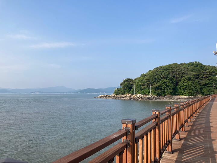 바다를-따라-나무로-만들어진-산책로