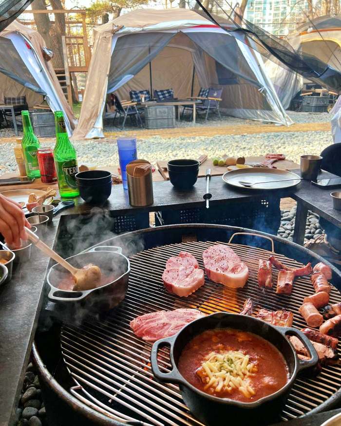  3255회 생방송투데이 직접 기르고 도축 캠핑 텐트 돼지고기 모둠 바베큐 구이 가게 하남 검단산 돼지갈비 토마토 스튜 자족식당 가격 위치 어디