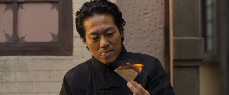 검은옷에 담배를 피고 있는 화교 왕씨를 연기하는 배우 임기홍