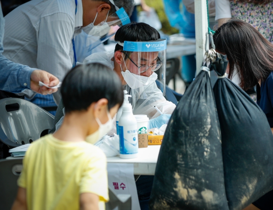  서울돈암초등학교 야간경비원 코로나19 확진 등교 중지