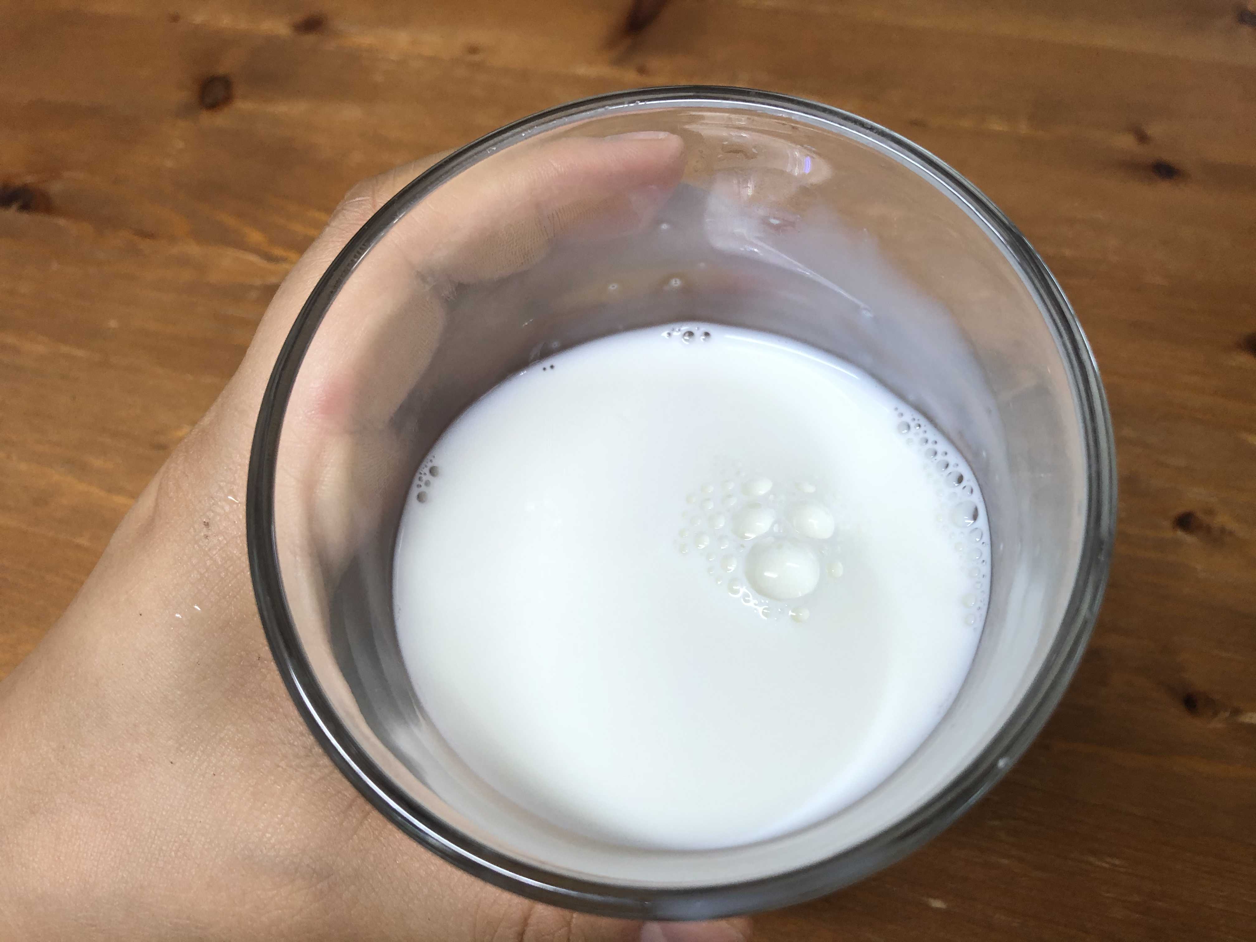  제가 어제 짠 우유를 먹어봤습니다!