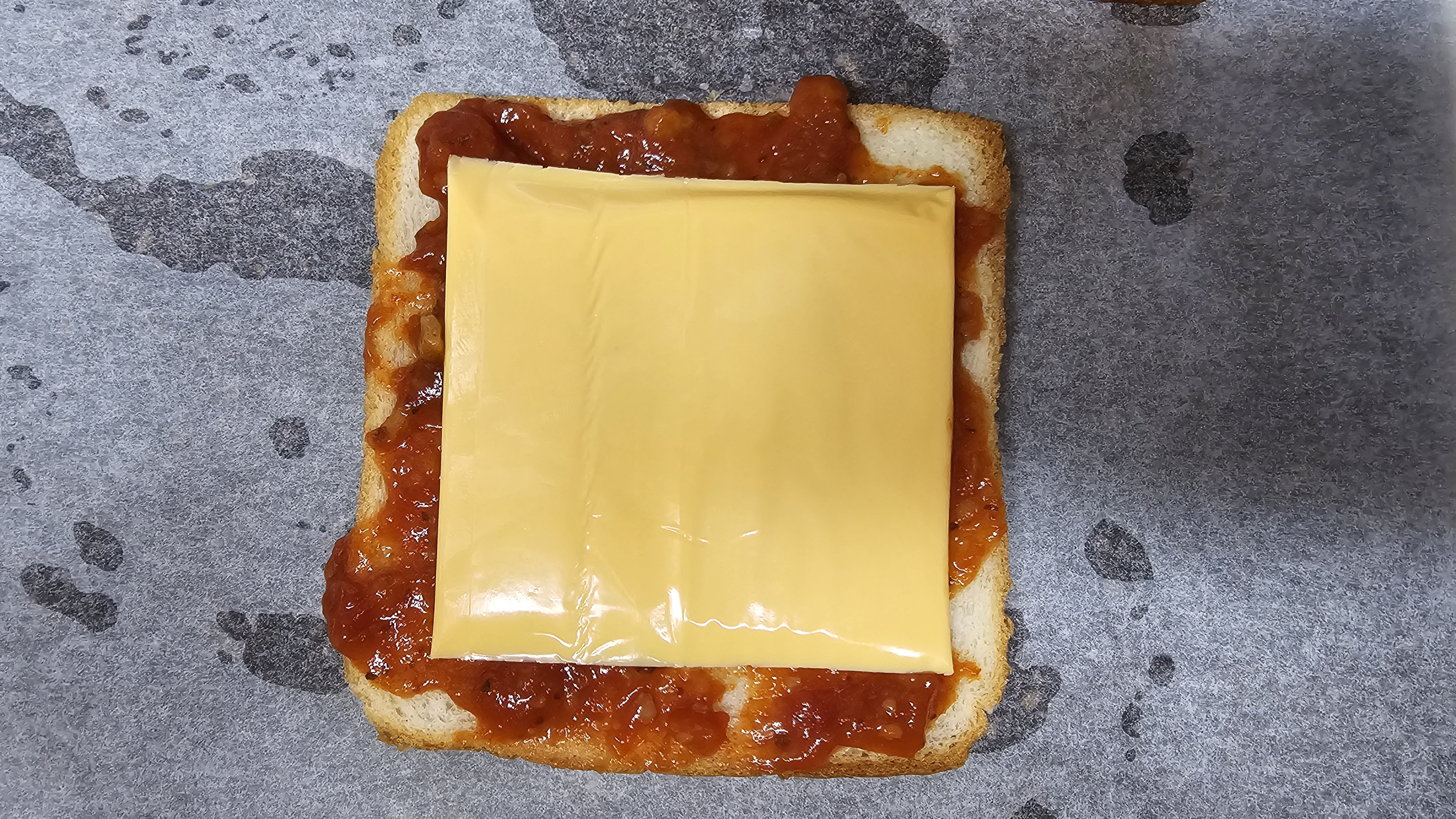 식빵에 토마토소스 치즈 햄순서로 올려요