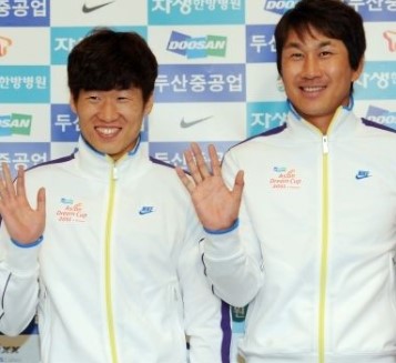 박지성 선수와 고 유상철 선수 사진입니다.