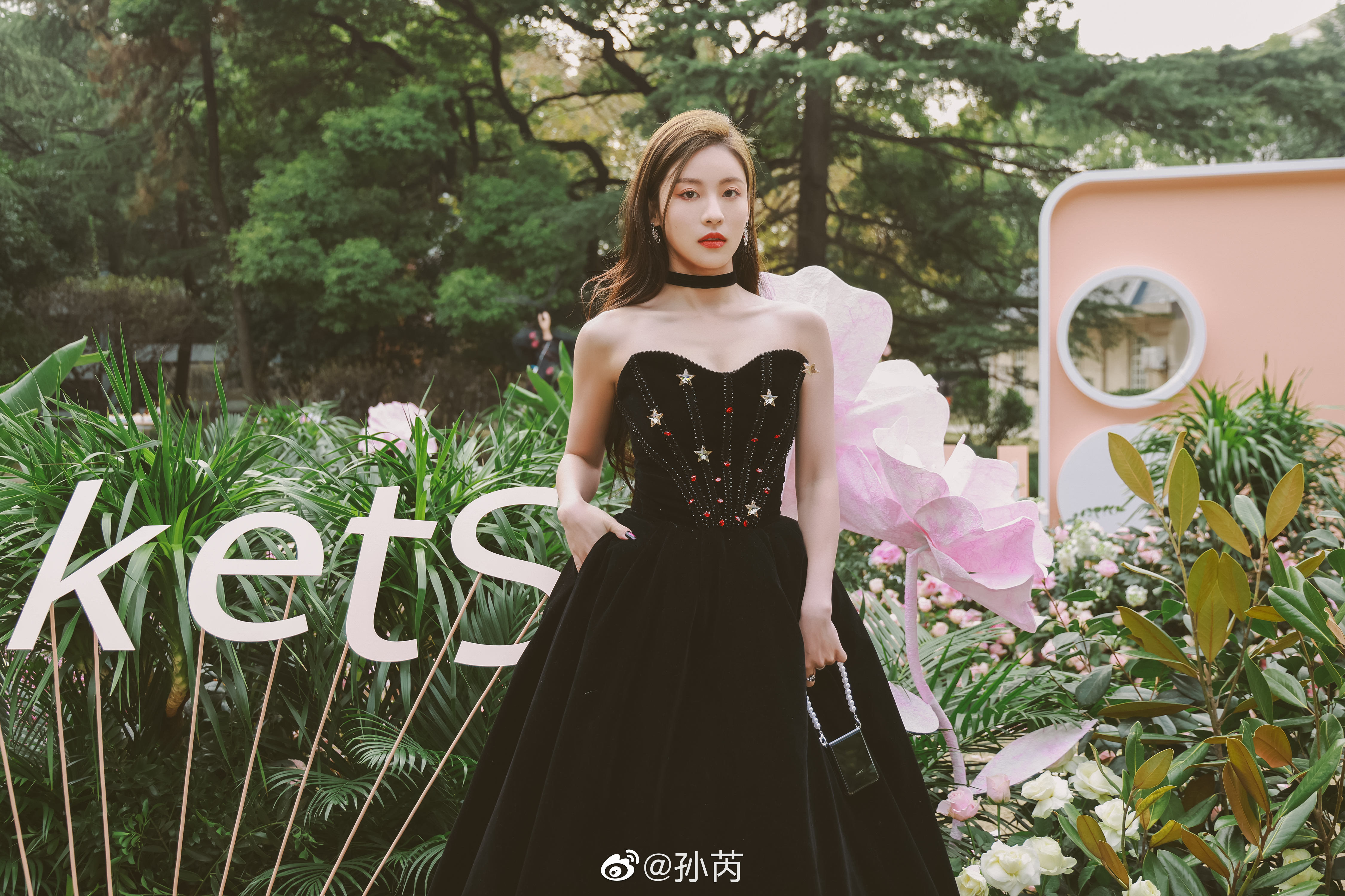 사진들은 이렇게 잔뜩 찍었고, 드레스도 화려하기 짝이 없지만 화웨이의 모델이 된 건지는 확실치 않다.
