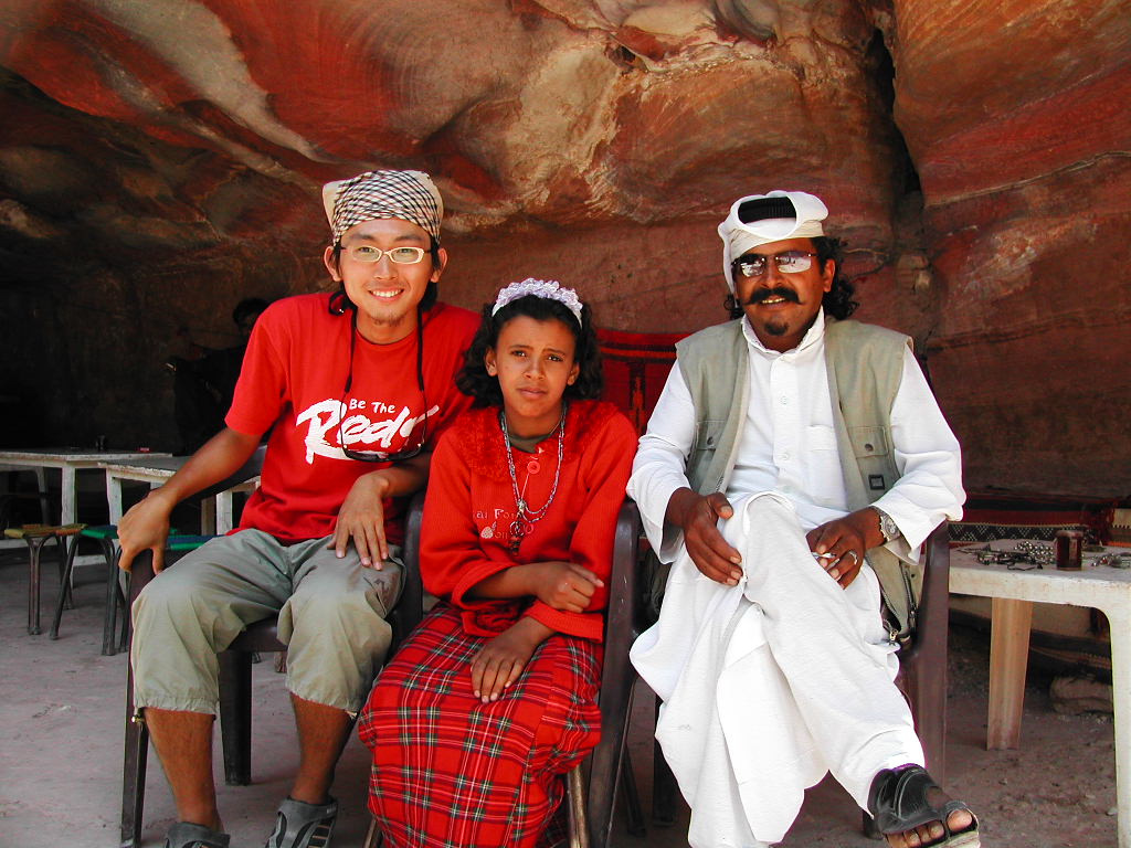요르단-페트라-베두윈가족과-함께찍은-사진