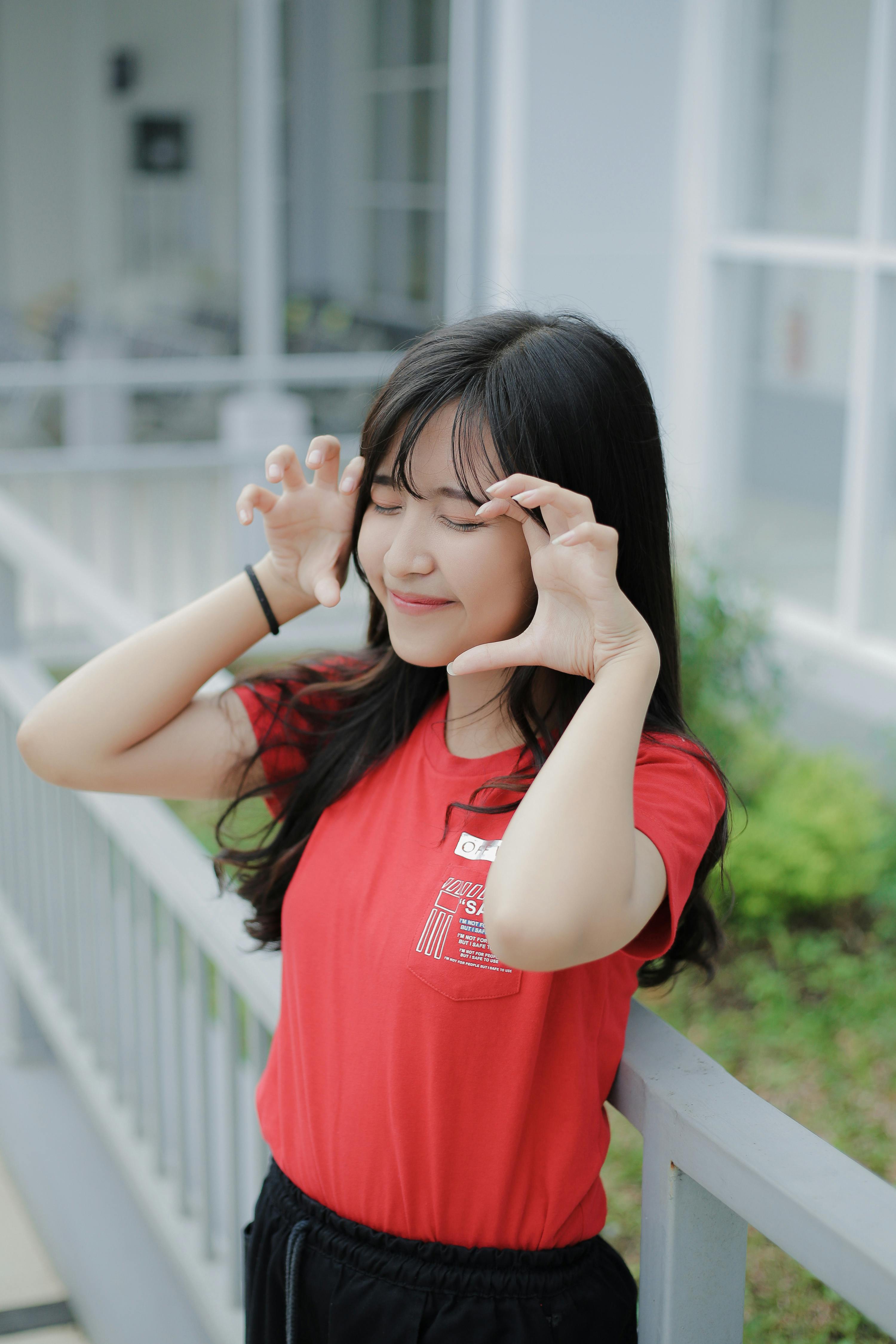 귀여운 포즈를 하고 있는 MZ 소녀