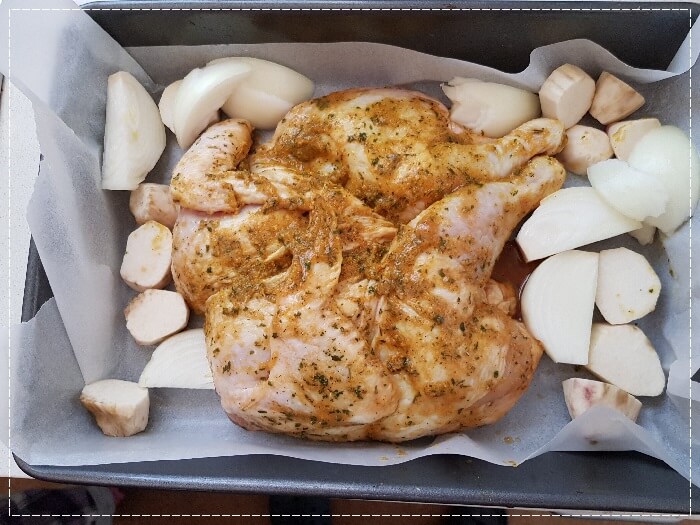 오븐팬에 담은 치킨과 고구마,양파