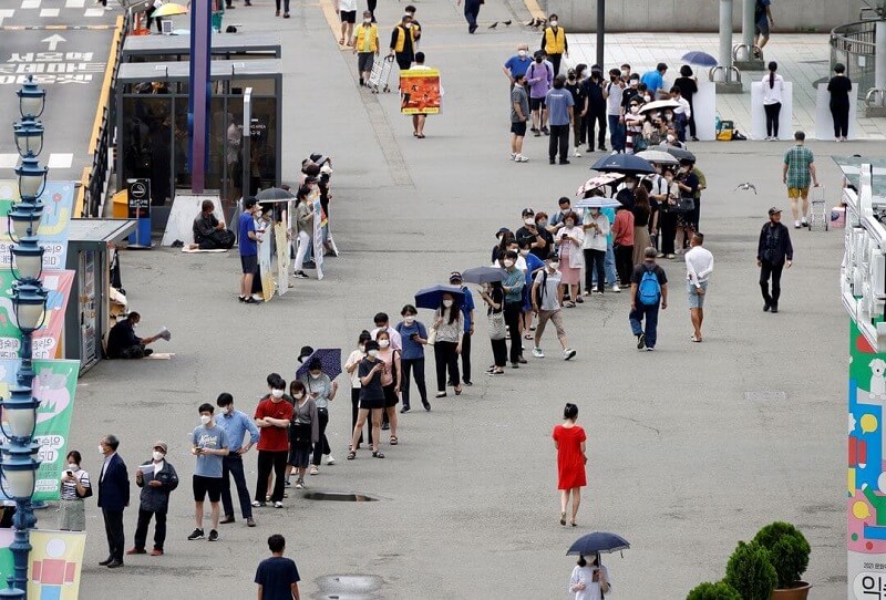  외신이 우려하는 한국의 방역 조치 South Korea raises Covid restrictions to highest level in Seoul amid ‘maximum crisis’