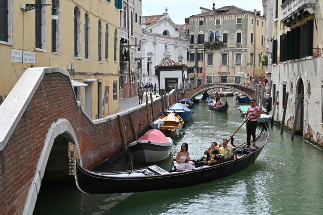 지난달 31일(현지시각) 이탈리아 북부 수상도시 베네치아에서 관광객들이 곤돌라를 타고 있다. /AFP 연합뉴스