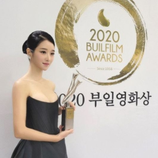  서예지 나이 과감한 블랙 드레스 볼륨 몸매 차기작 OCN 드라마 아일랜드 검토 재벌가 상속녀 역