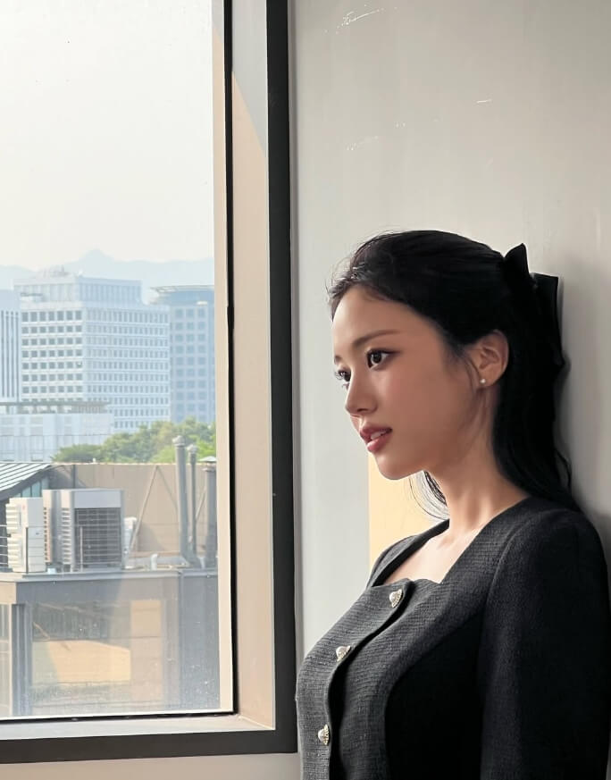 벽에기대고있는-머리묶은여성의모습
