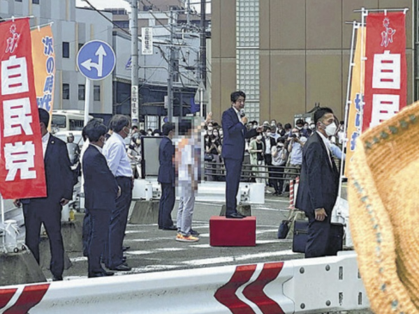 아베 총격범 졸업앨범 사진 - 일본 해상자위대 예산 인원수 규모
